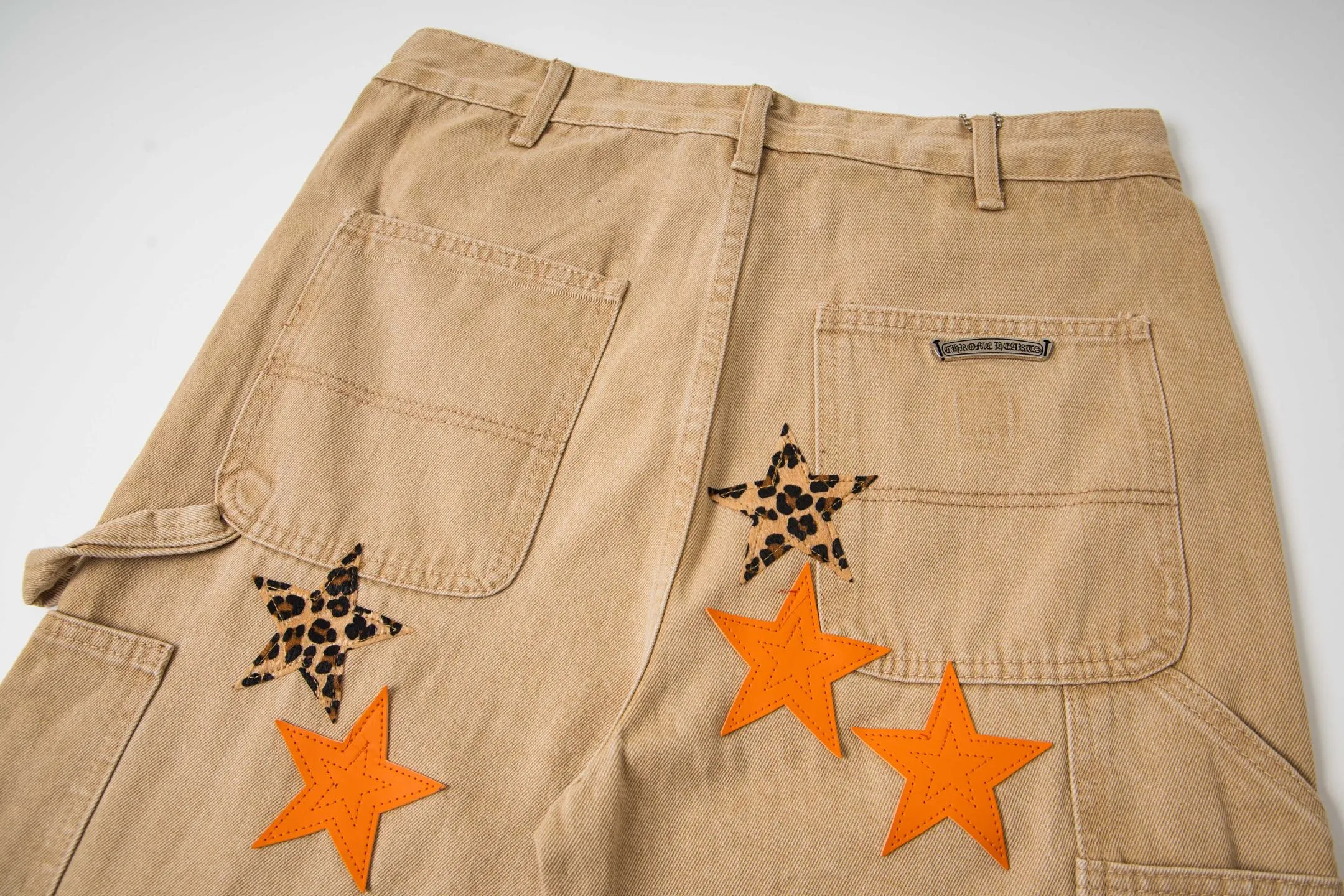 P280 Chrome Hearts khaki orange leopard print star couple jeans are a hot trend this season and are sought after by countless celebrities and fashionistas. The neat details of the cutting process add color to the playful fashion! The neat and meticulous design, and the well-fitting structure is unique. The upper body not only has outstanding recognition, but also looks younger and younger. A style with the ultimate wearing meaning and performance, gorgeous color matching, and the craftsmanship of this style is also extremely extraordinary. After the finished product is washed, it is disassembled and hand-made with sheepskin cross leather and then spliced ​​together to complete. The whole piece has too many craftsmanship to describe. It is decorated with patchwork cross flowers and high-waisted washed jeans! ! Absolutely high-end luxury product, a god-level single product, a super popular product, made with top heavy industry, a must-see magic weapon that can't be missed. Style number: 1828# Size: 30 32 34 36 Color: Khaki